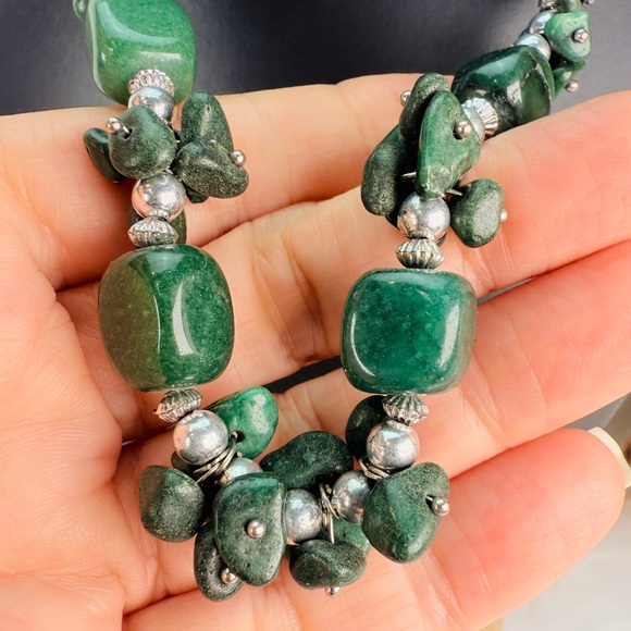 Beautiful weighted, bohemian chic silvertone and green stone necklace - Picture 5 of 5